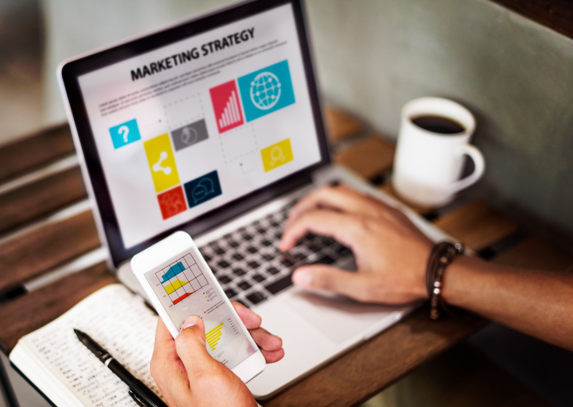 Hoe geld verdienen met online marketing (5 Bewezen Strategieën)